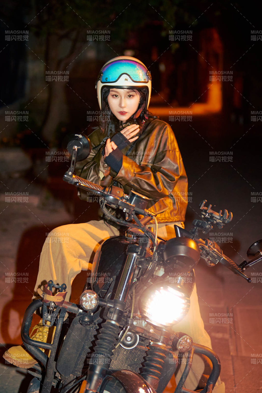 夜色下騎復(fù)古摩托車的亞洲美女