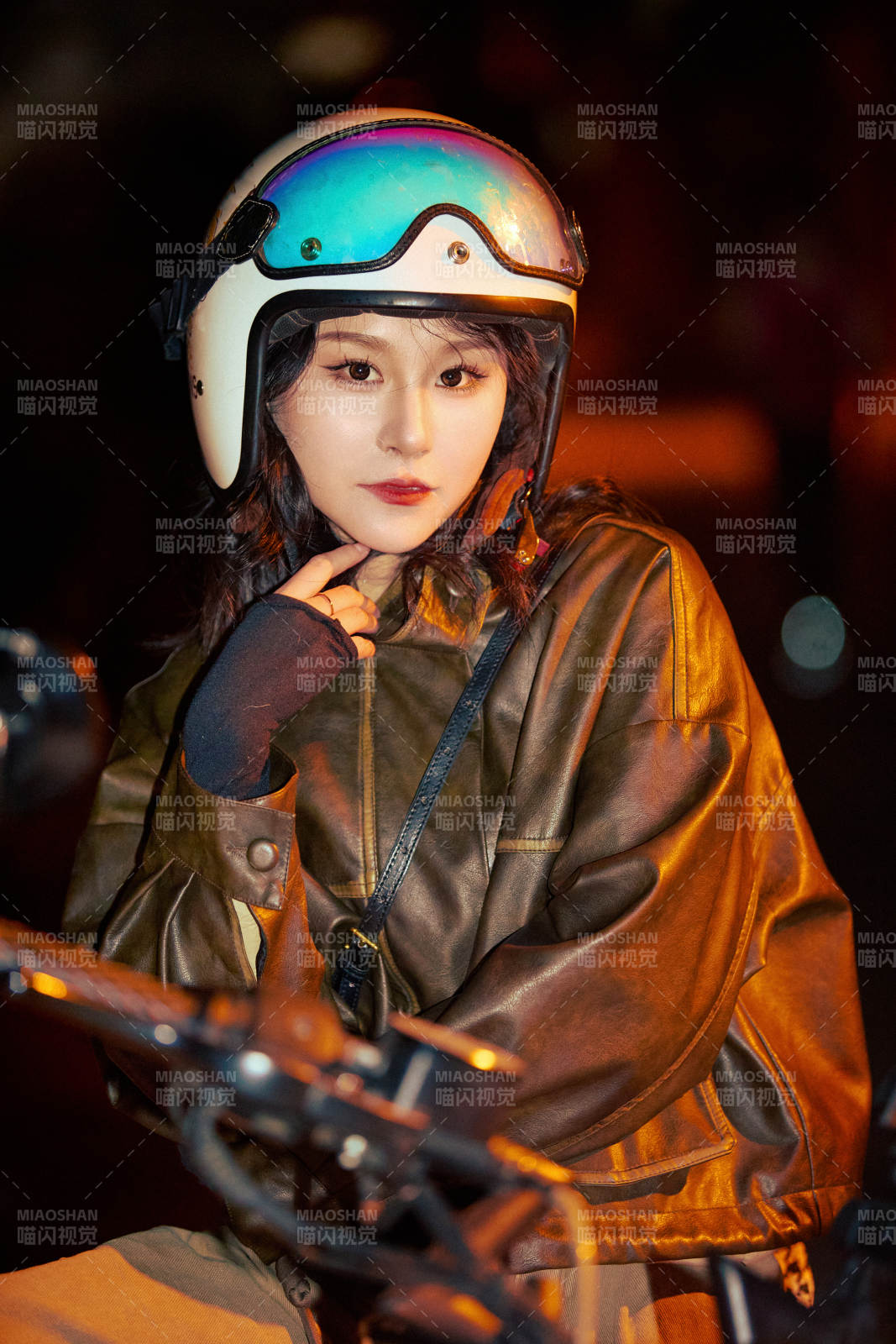 夜色下騎復(fù)古摩托車的亞洲美女