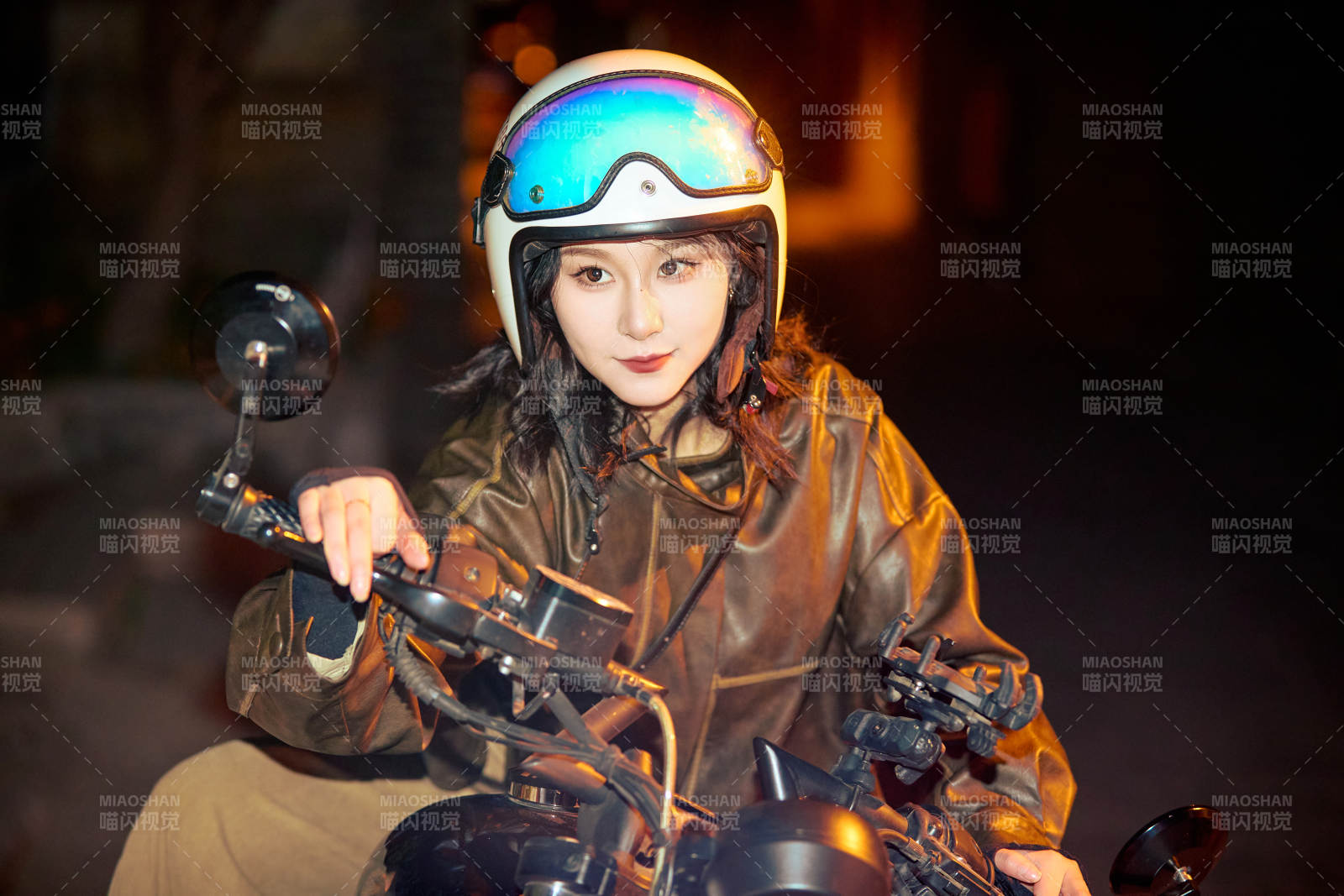 夜色下騎復古摩托車的亞洲美女