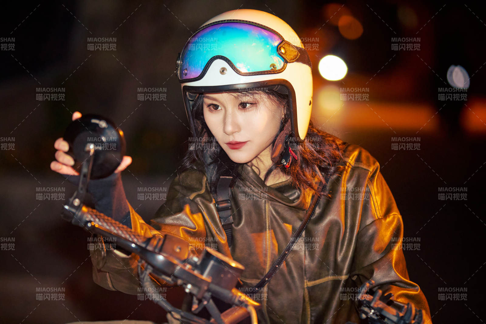 夜色下騎復(fù)古摩托車的亞洲美女