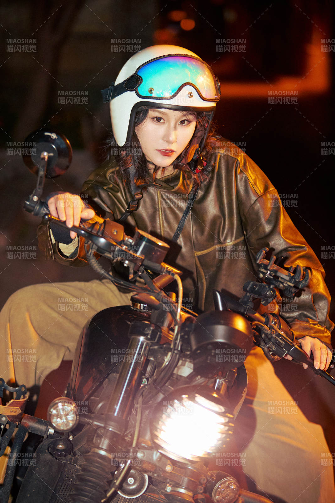 夜色下骑复古摩托车的亚洲美女