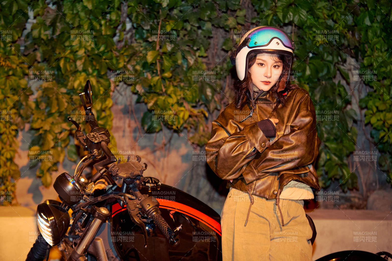 夜色下騎復古摩托車的亞洲美女