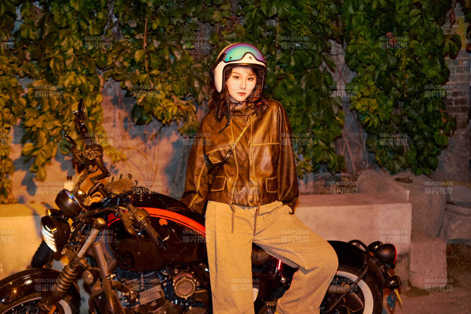 夜色下騎復古摩托車的亞洲美女