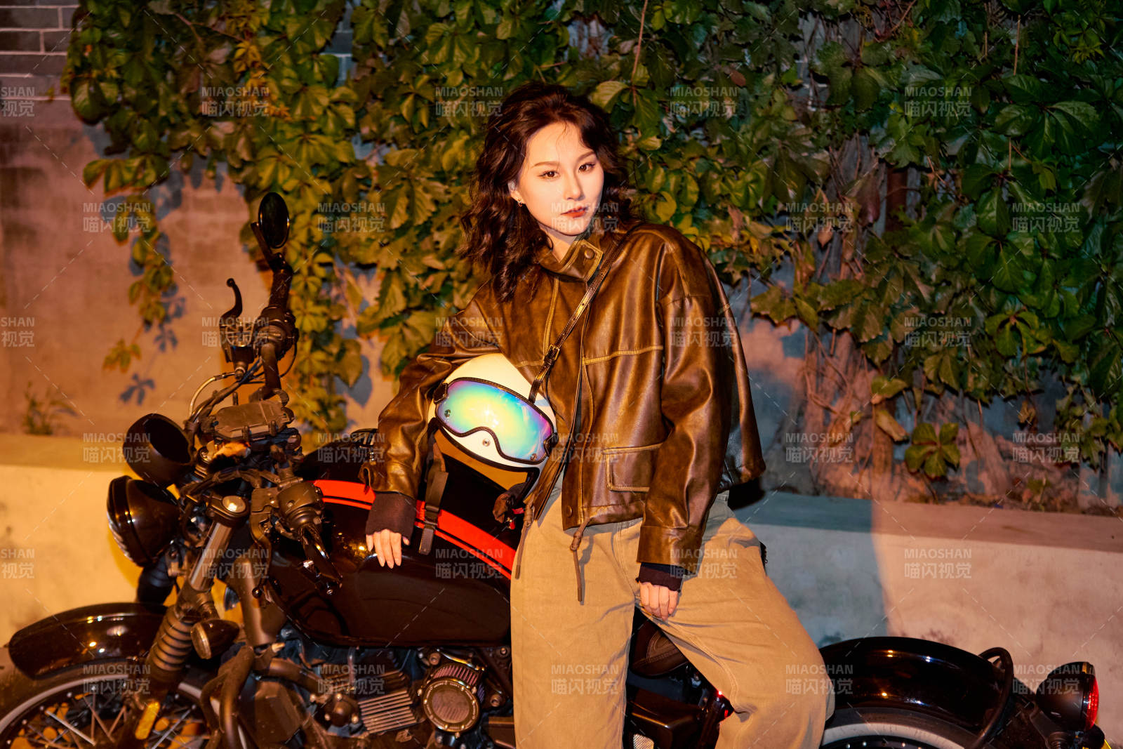 夜色下骑复古摩托车的亚洲美女