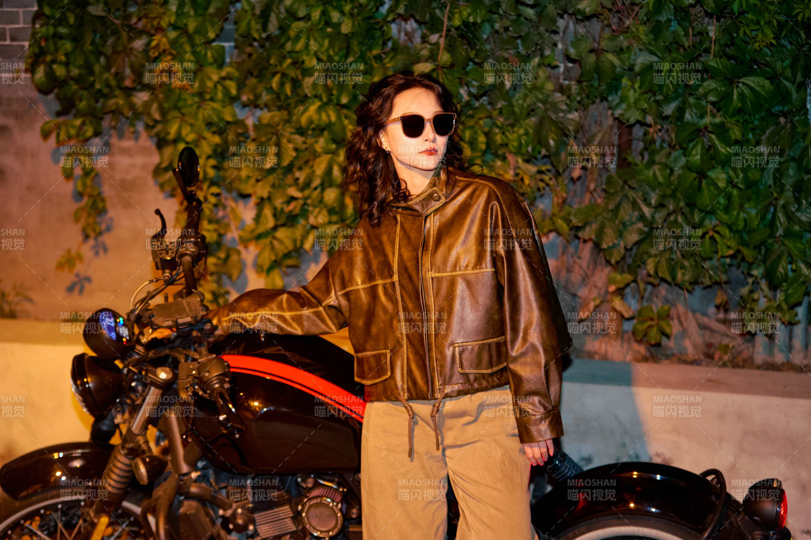 夜色下騎復古摩托車的亞洲美女
