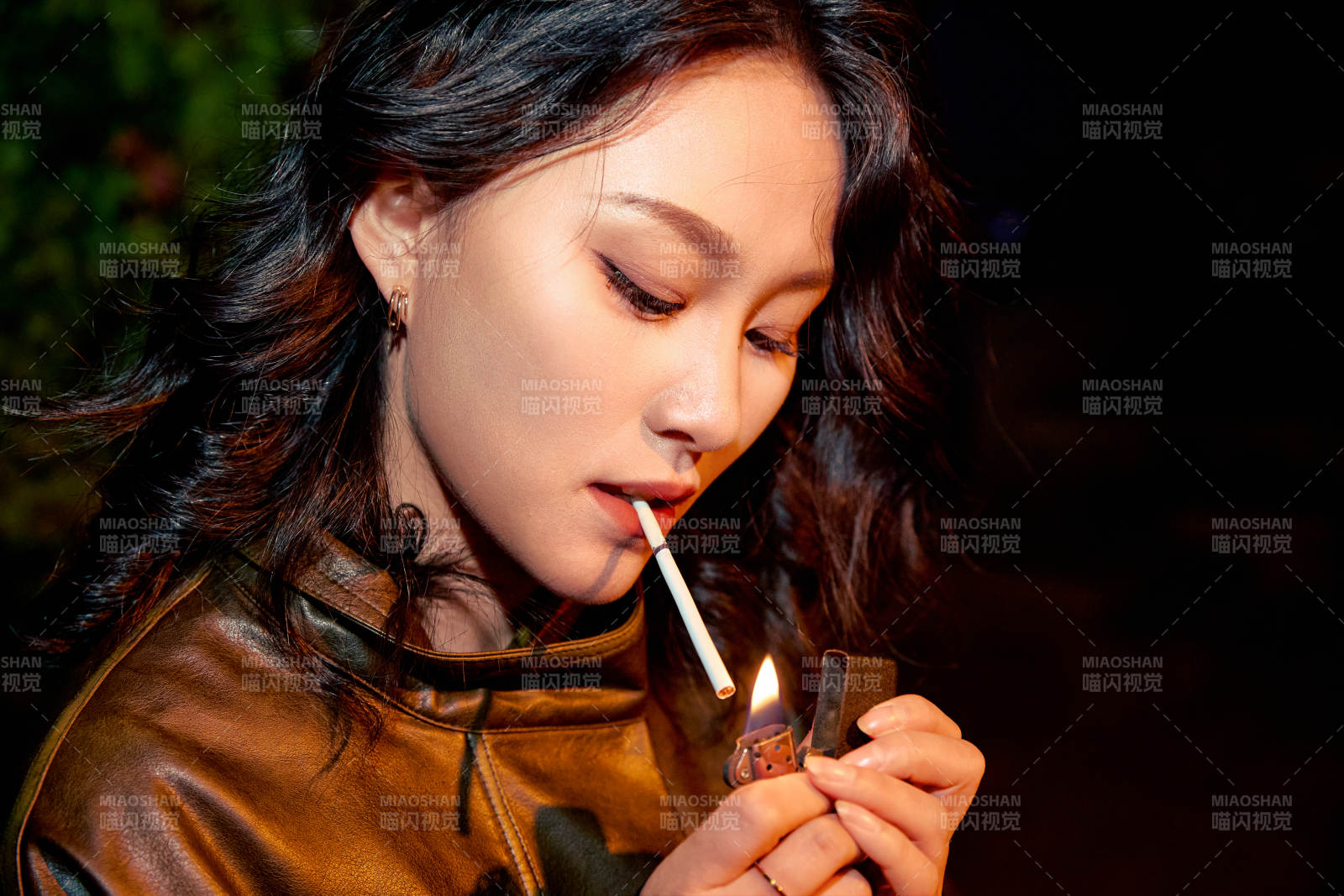 夜色路燈下的憂郁亞洲女性