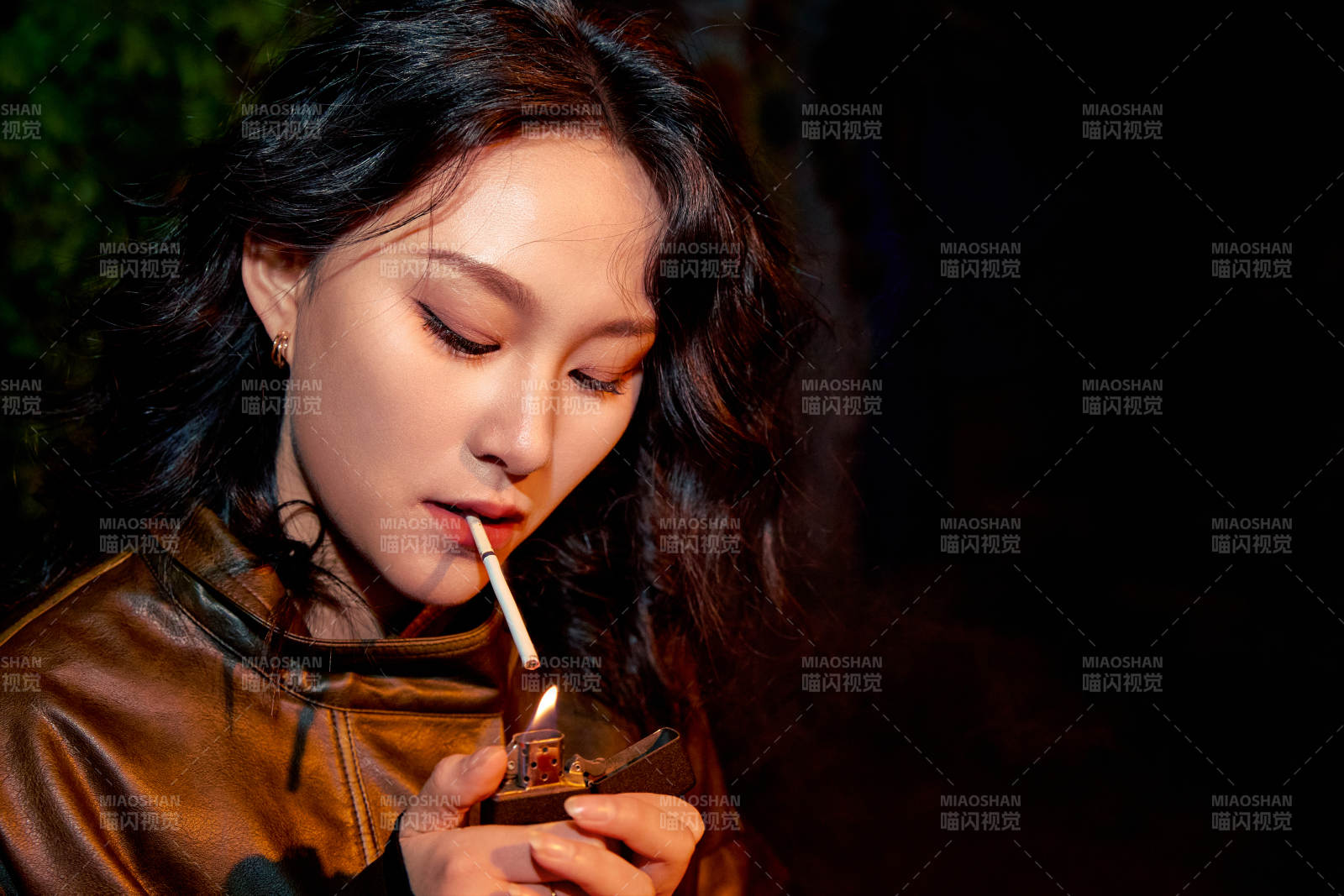 夜色路燈下的憂郁亞洲女性