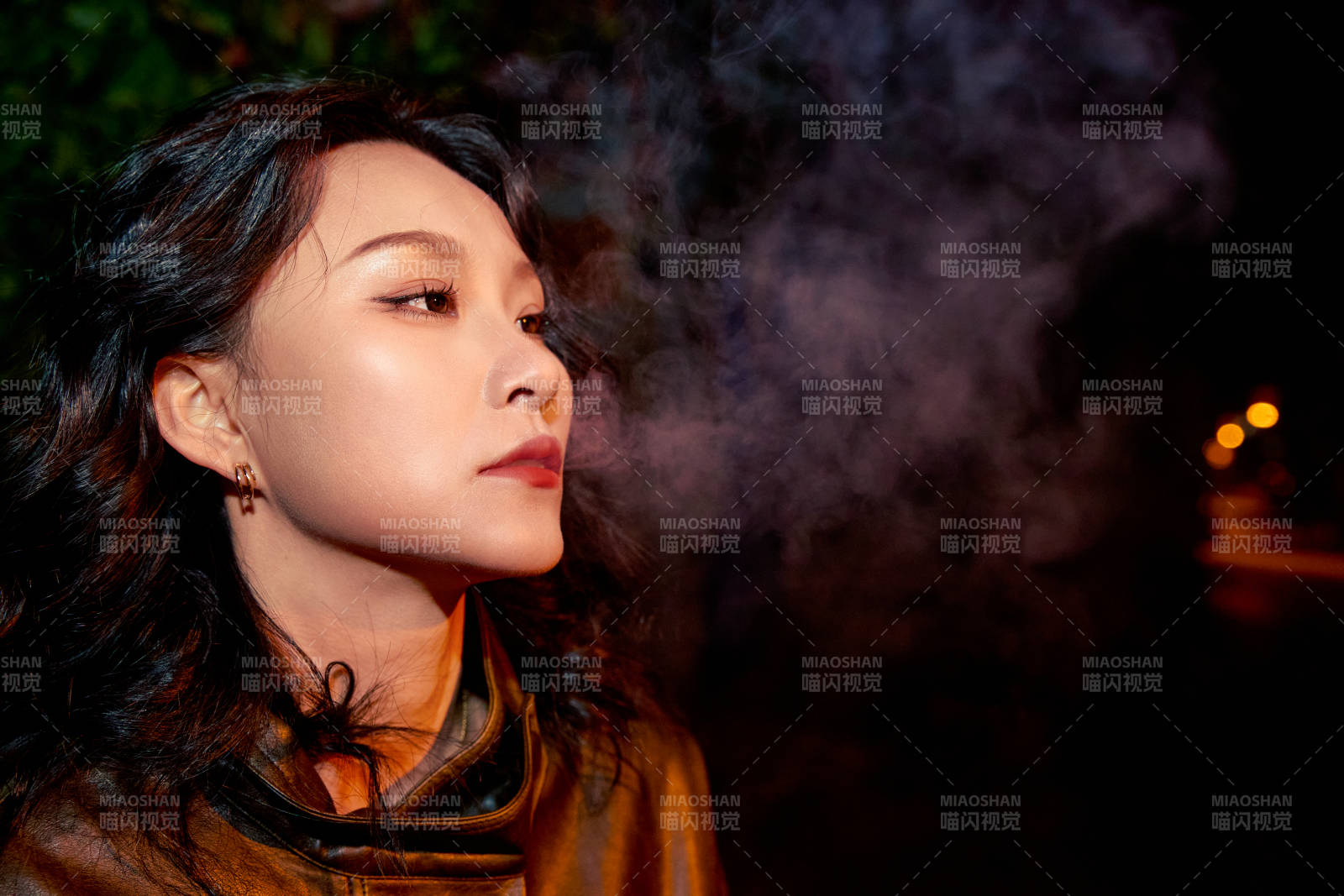 夜色路燈下的憂郁亞洲女性