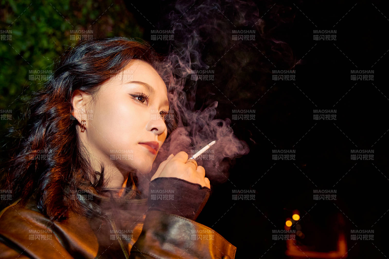 夜色路燈下的憂郁亞洲女性