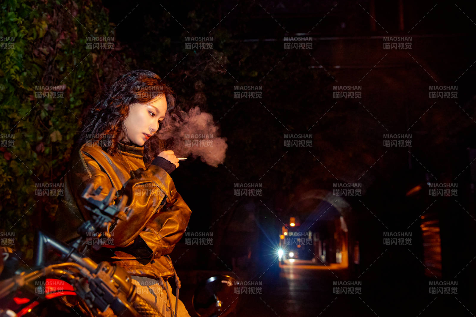 夜色路燈下的憂郁亞洲女性