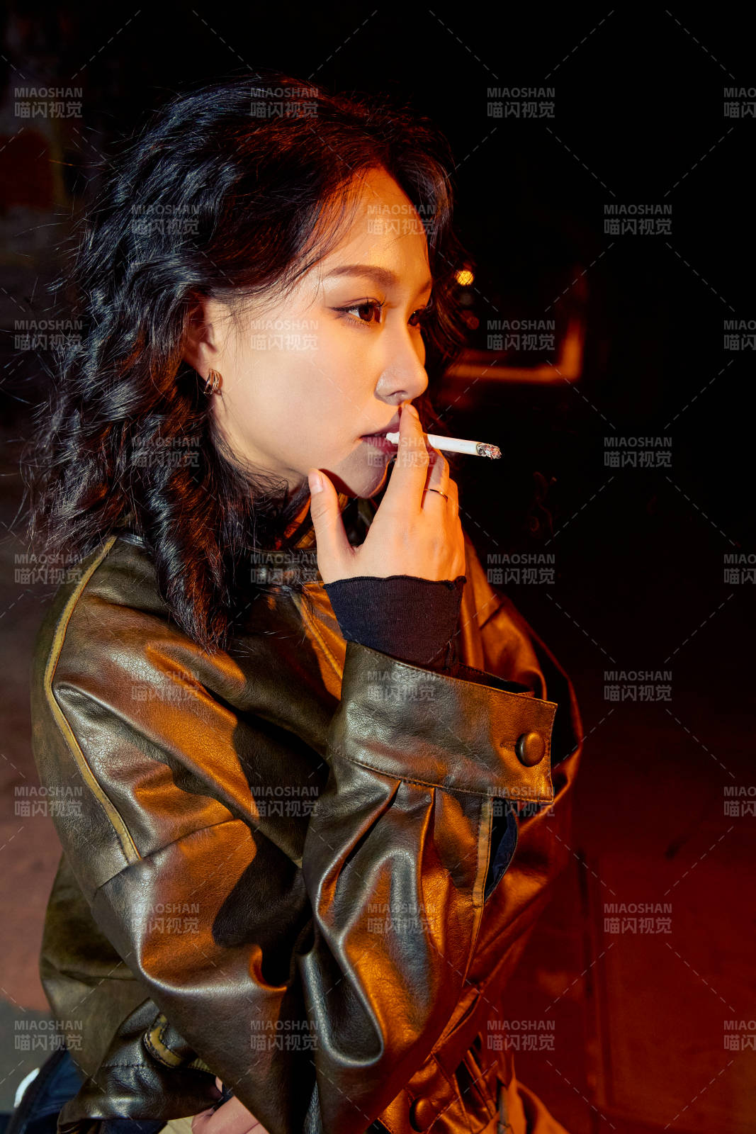 夜色路燈下的憂郁亞洲女性