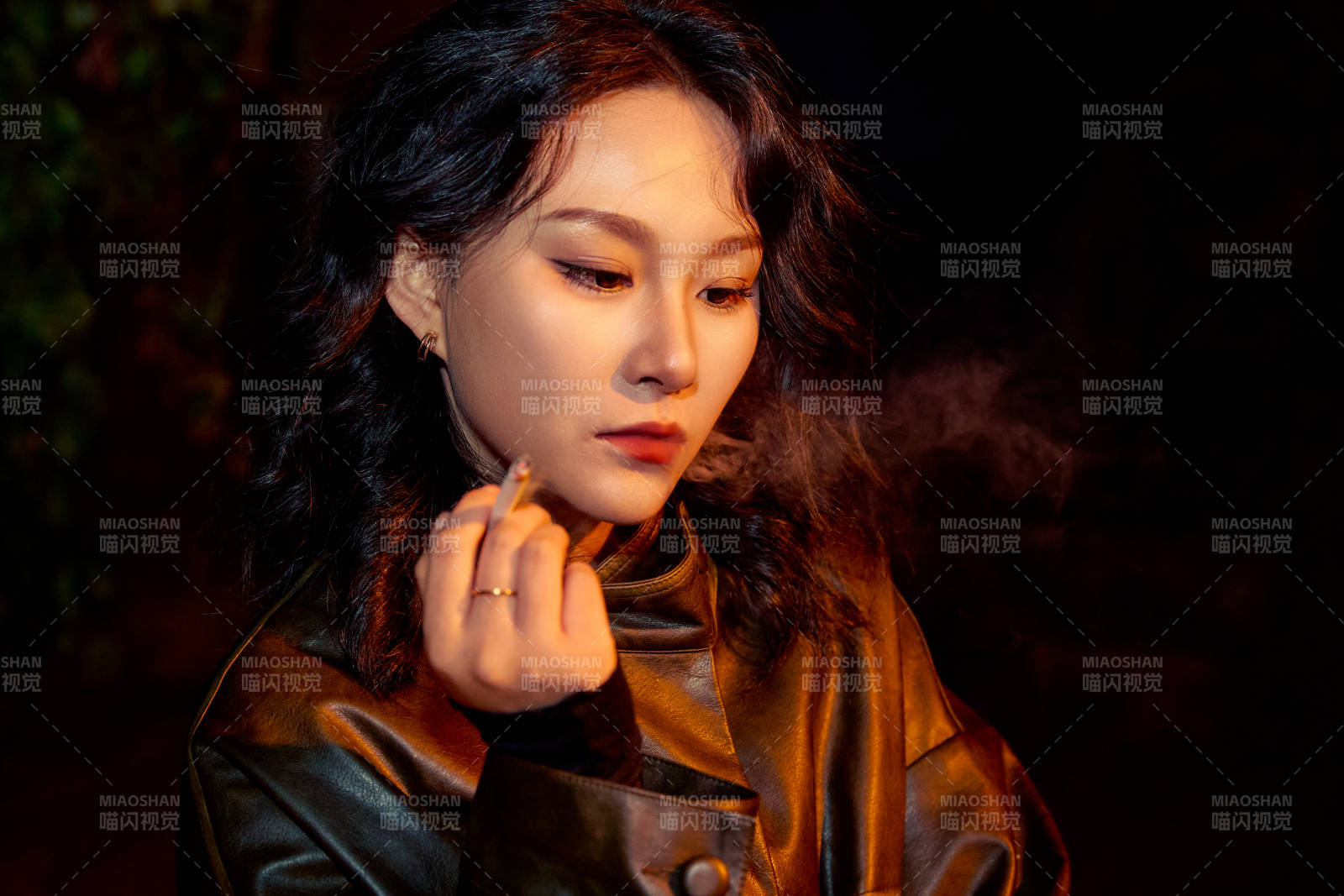 夜色路燈下的憂郁亞洲女性