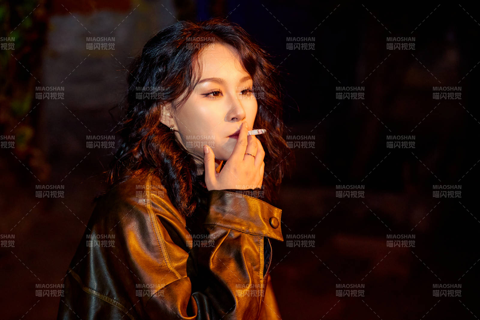 夜色路灯下的忧郁亚洲女性