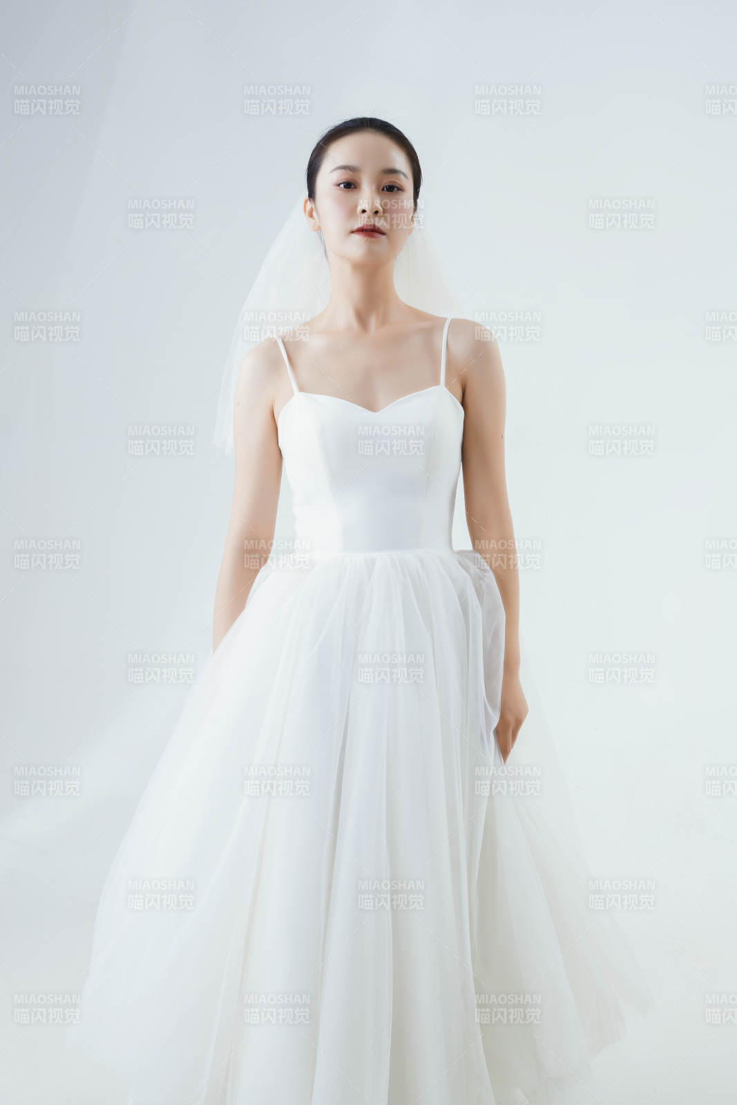 棚拍白色背景下的潔白婚紗新娘美妝