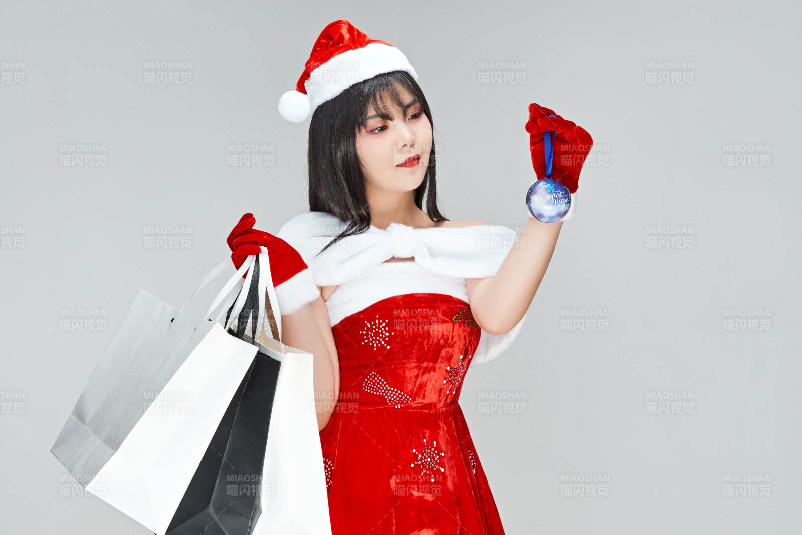 身穿圣誕服飾手提購物袋性感可愛的圣誕女郎