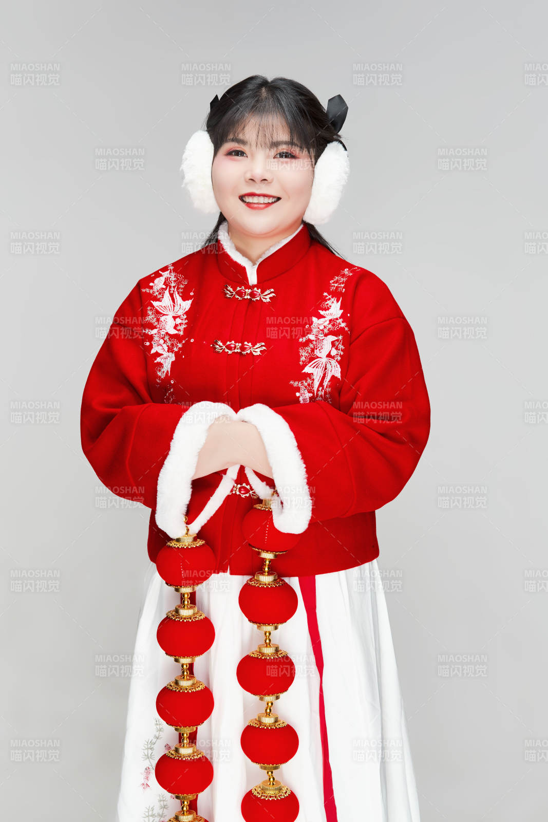 手提紅燈籠身穿喜慶漢服的可愛少女