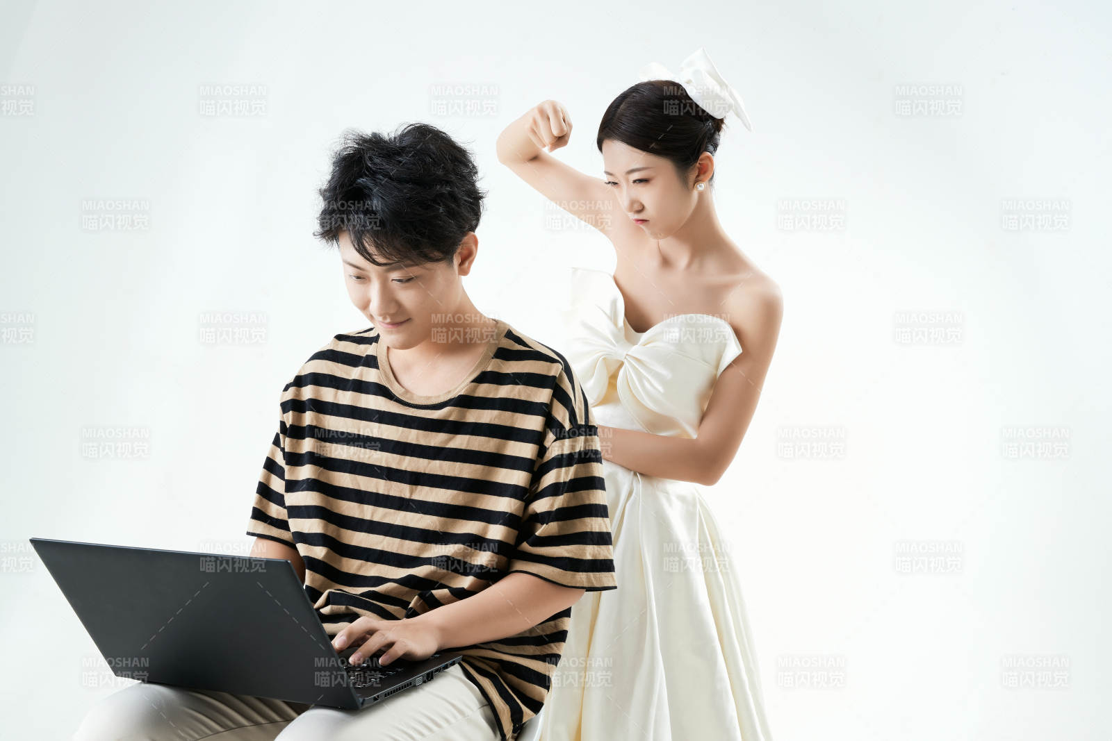 沉浸在網絡戀愛世界的青年男女