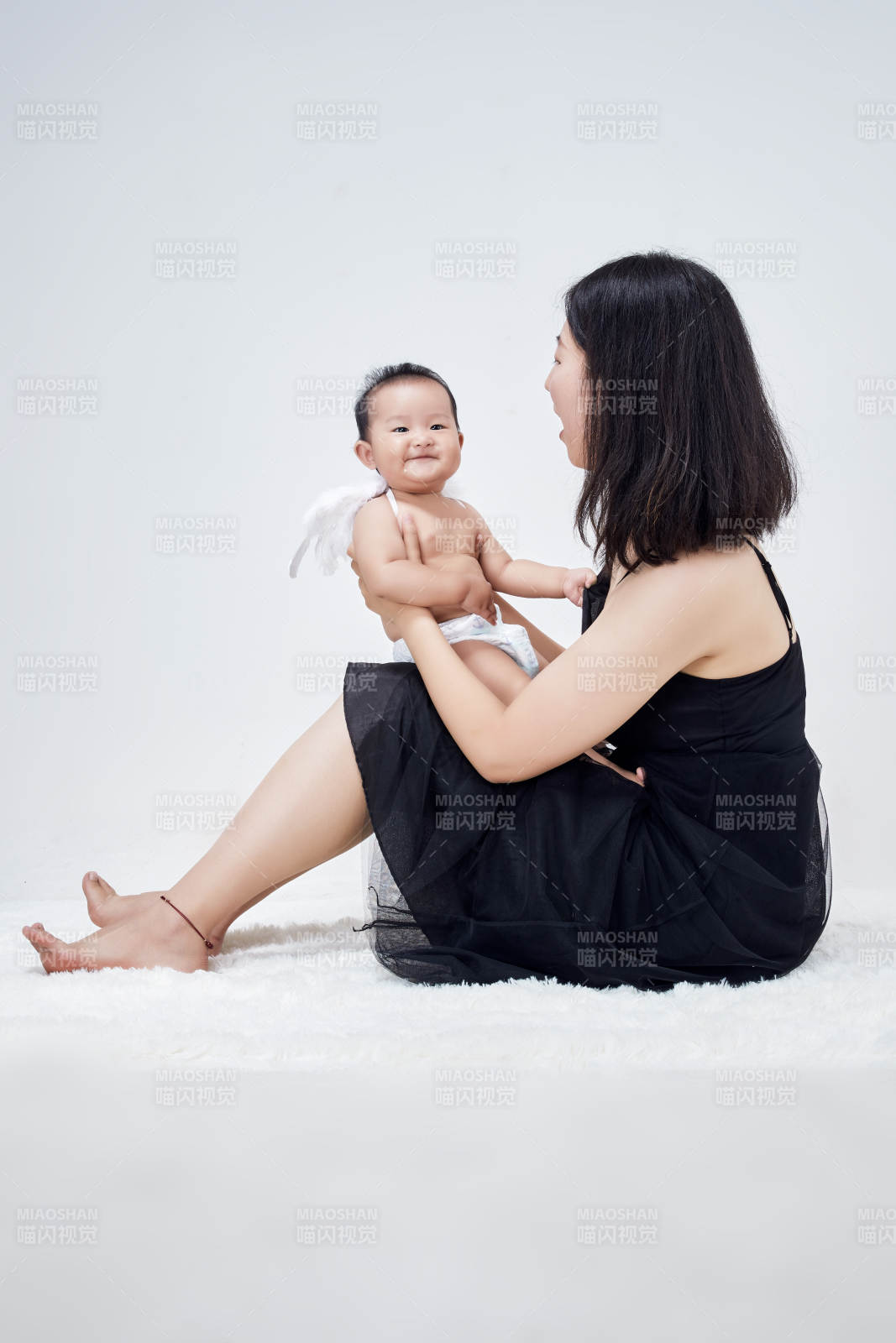 媽媽陪伴寶寶快樂的玩耍