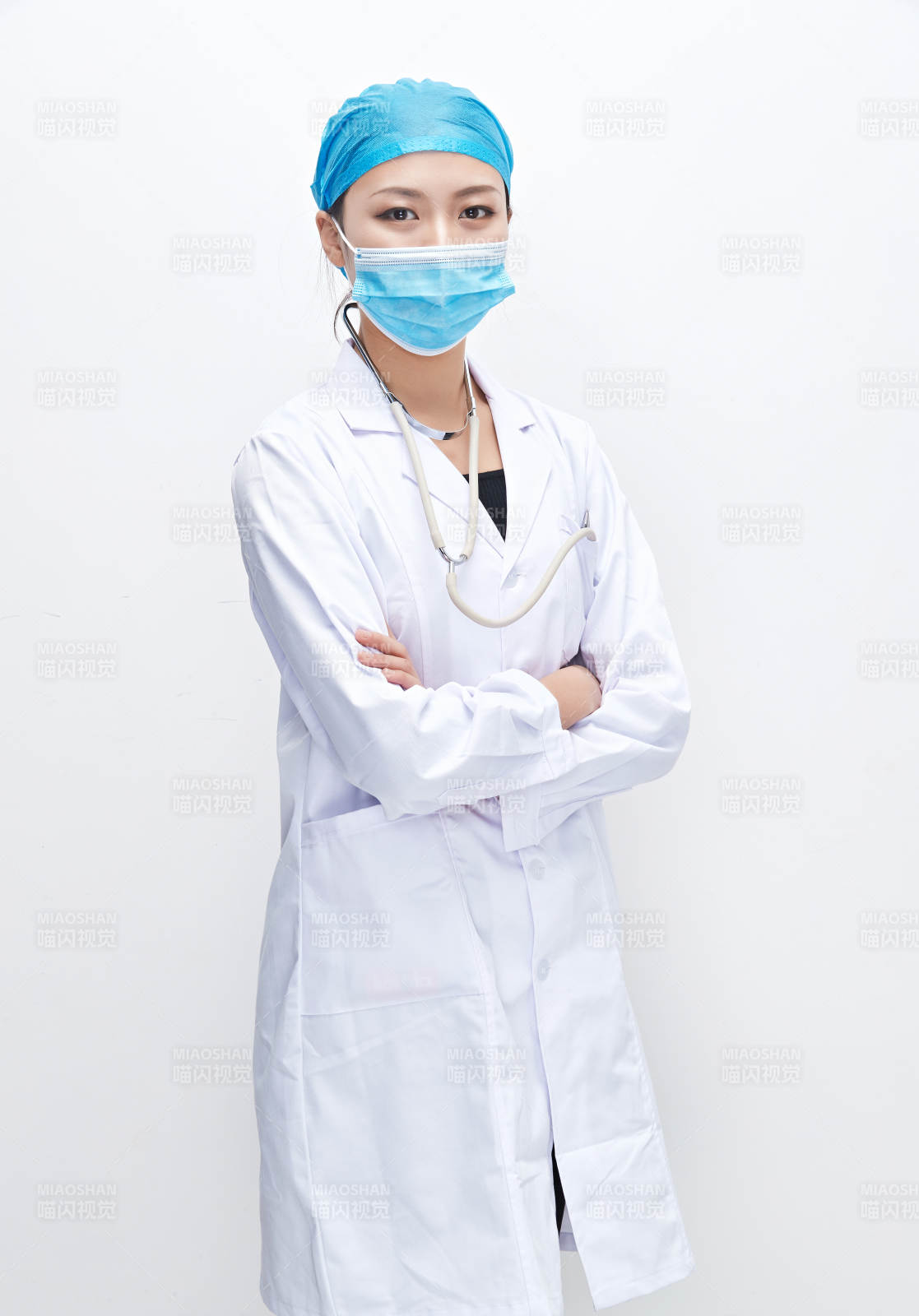 專業(yè)的醫(yī)護(hù)人員提示口罩佩戴的重要性