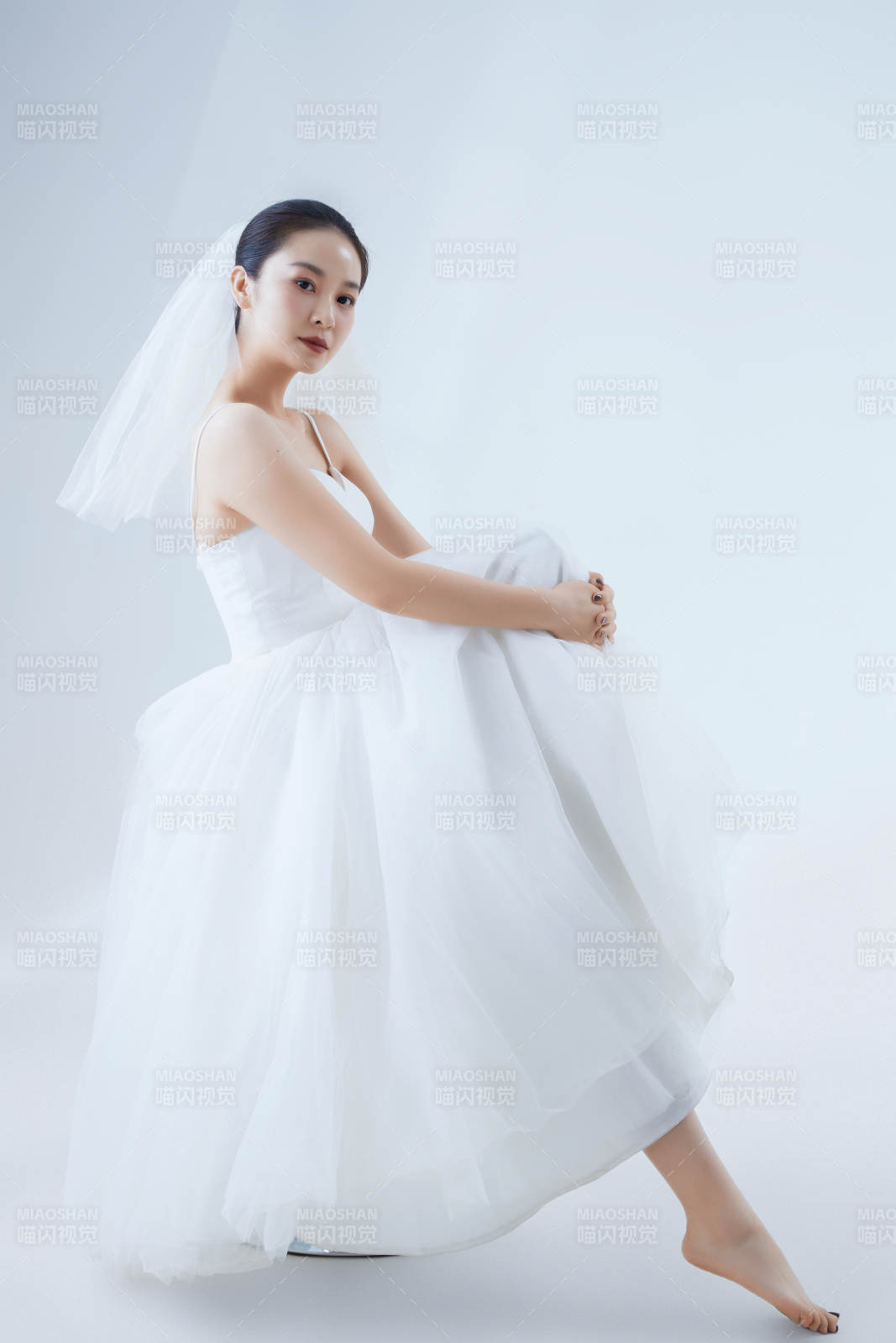 棚拍白色背景下的潔白婚紗新娘美妝