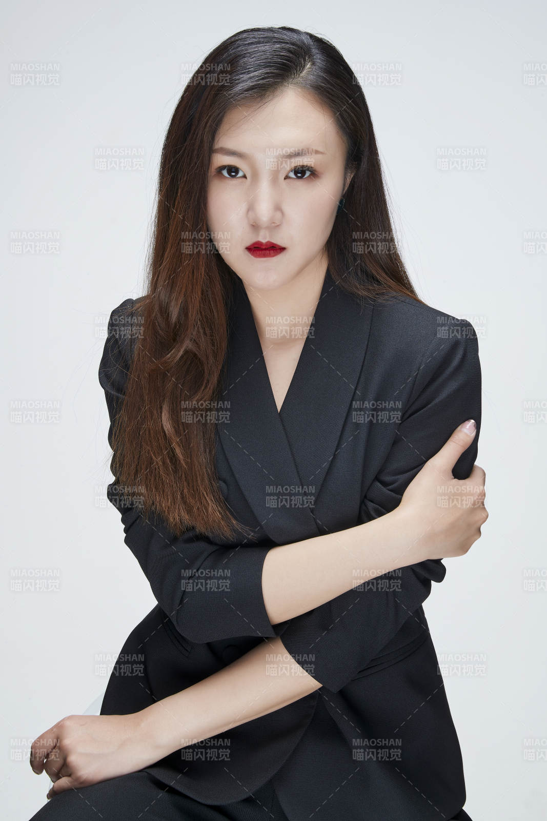 影棚拍攝白色背景亞洲年輕女性商務人像