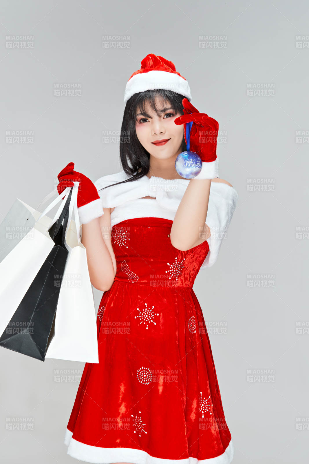 身穿圣誕服飾手提購物袋性感可愛的圣誕女郎