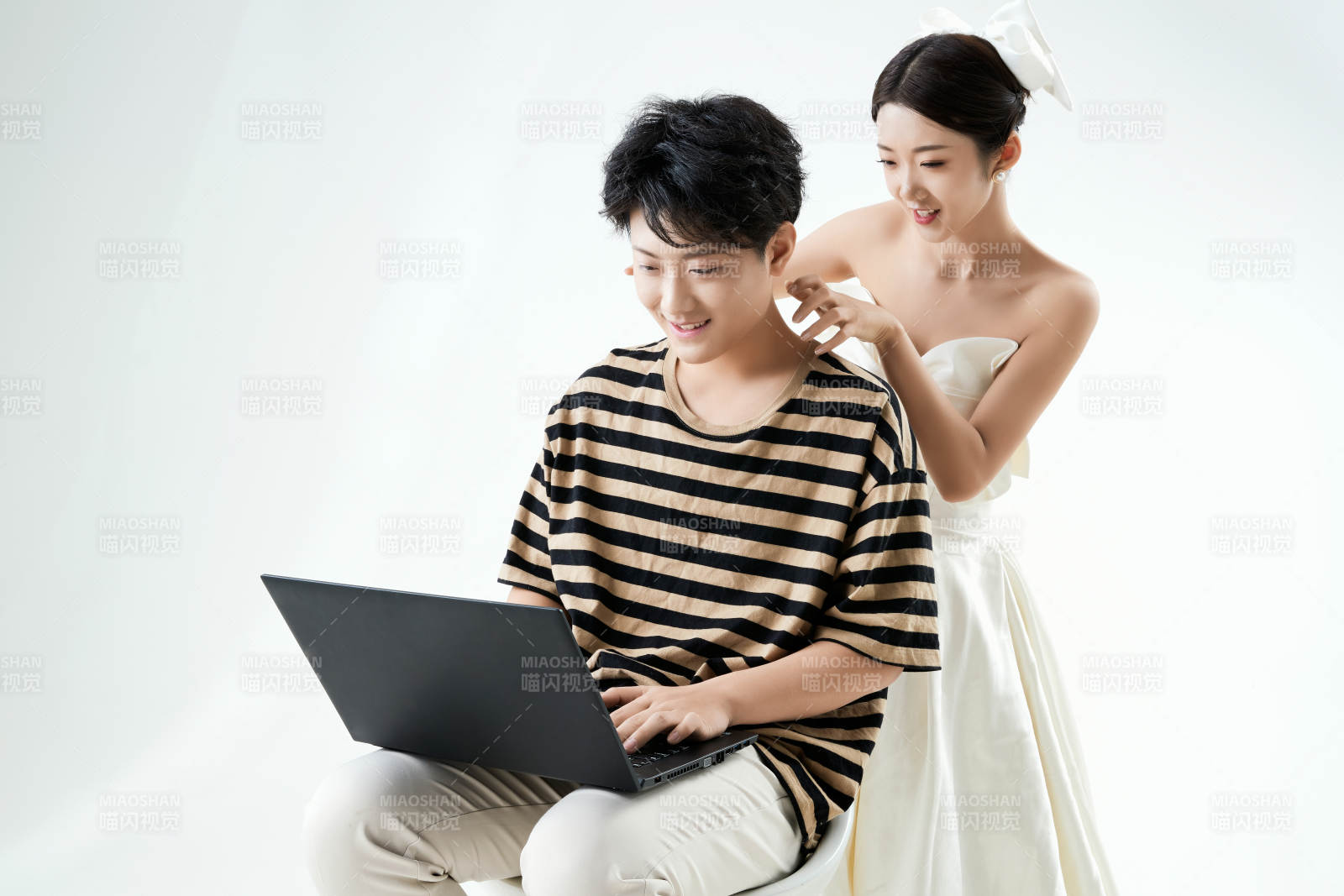 沉浸在網絡戀愛世界的青年男女