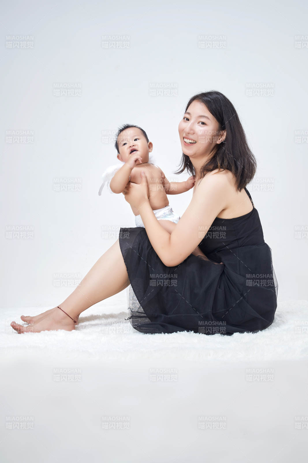 媽媽陪伴寶寶快樂的玩耍