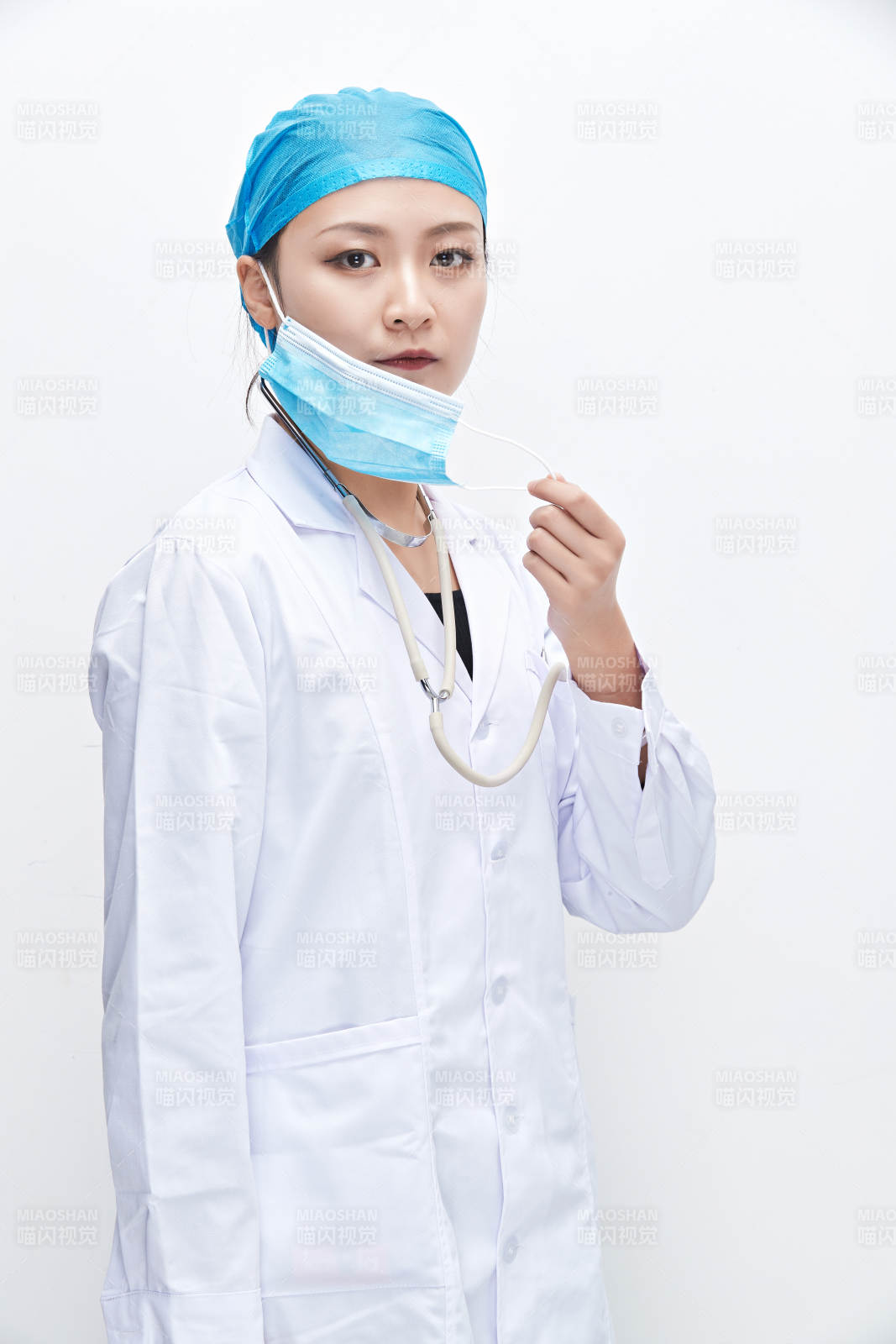 專業的醫護人員提示口罩佩戴的重要性