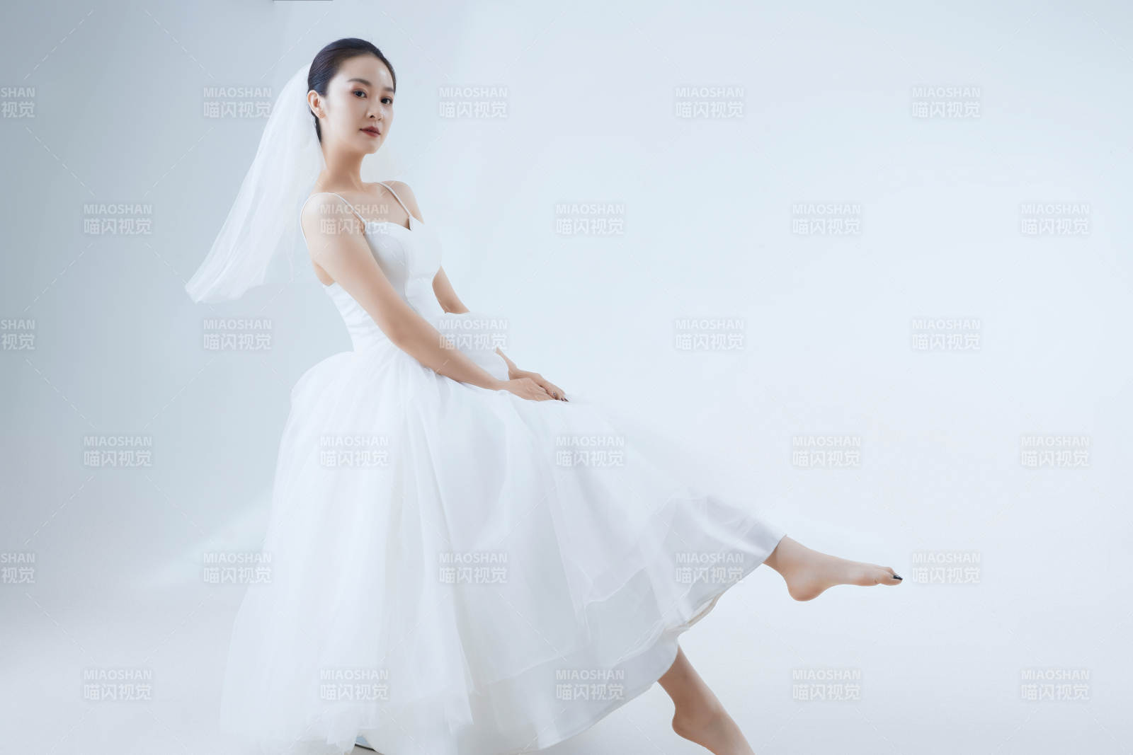 棚拍白色背景下的洁白婚纱新娘美妆