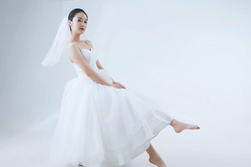 棚拍白色背景下的洁白婚纱新娘美妆