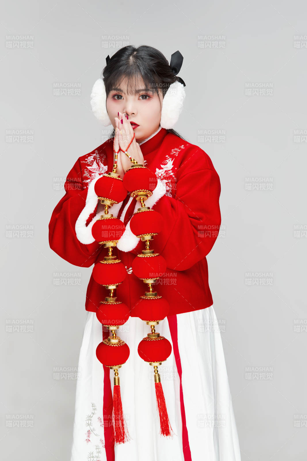 手提紅燈籠身穿喜慶漢服的可愛少女