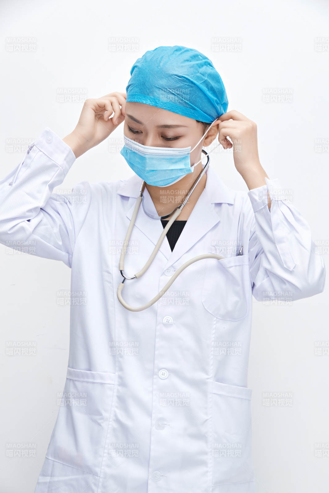 專業的醫護人員提示口罩佩戴的重要性