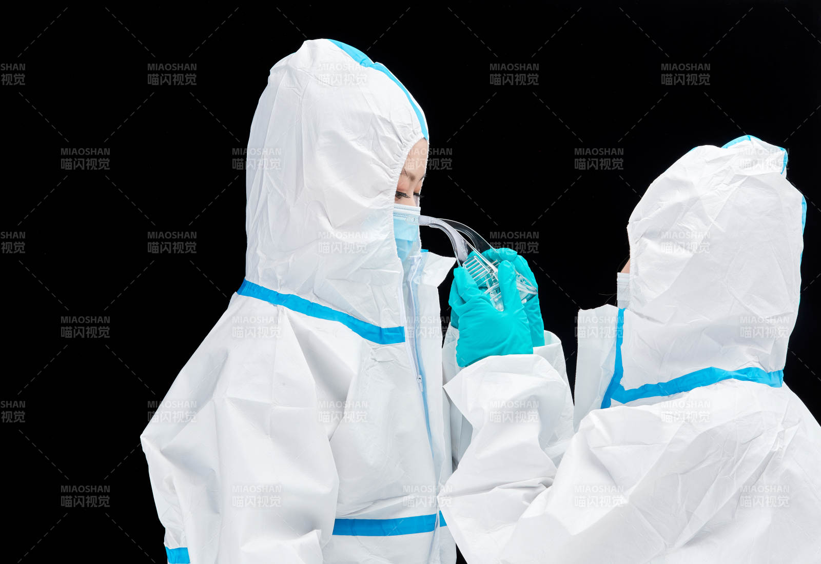 穿白色防護服佩戴護目鏡口罩的防疫人員