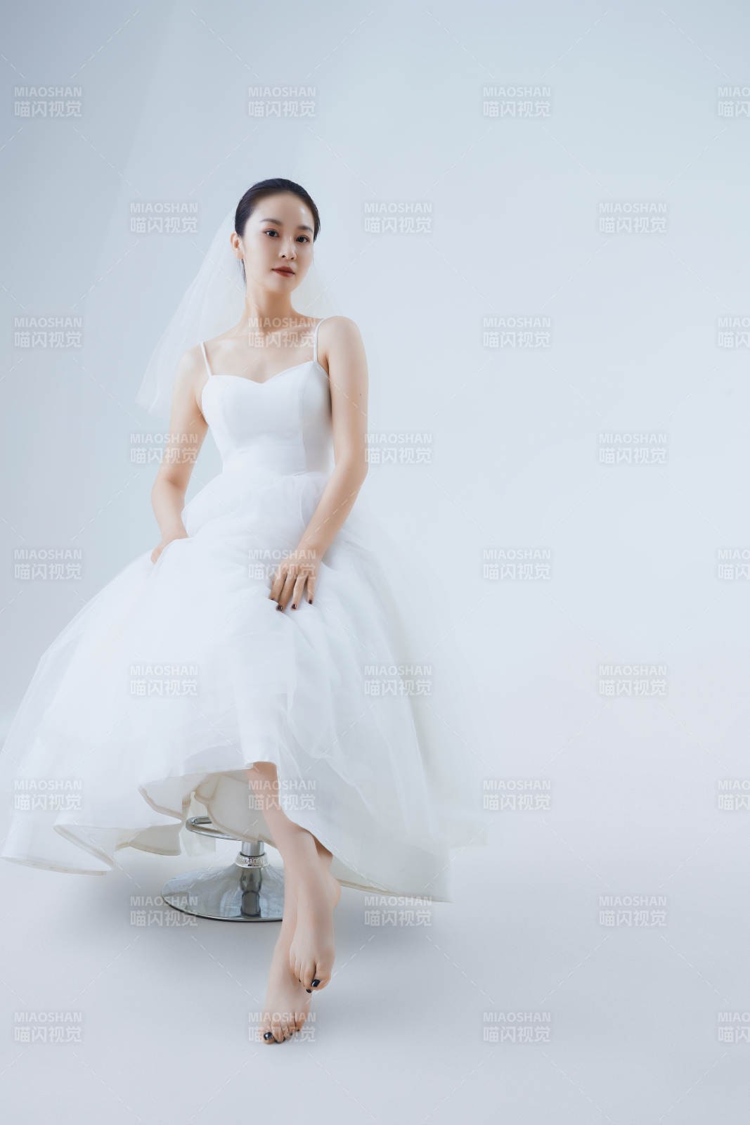 棚拍白色背景下的潔白婚紗新娘美妝