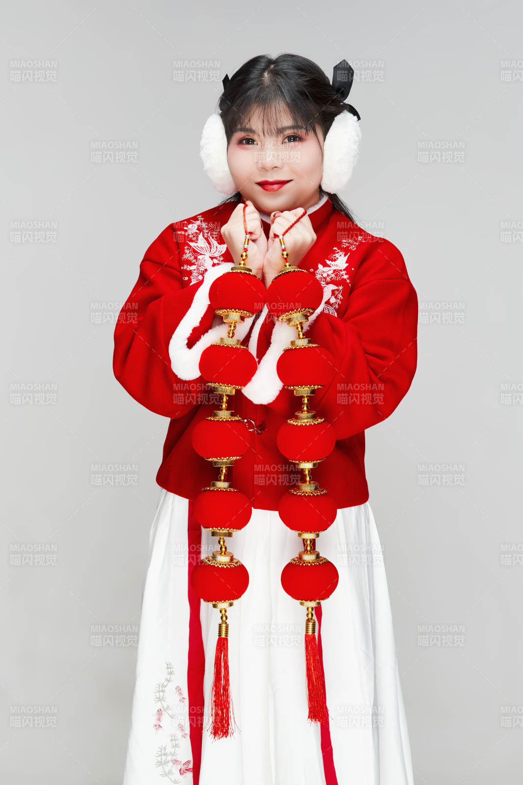 手提红灯笼身穿喜庆汉服的可爱少女图片