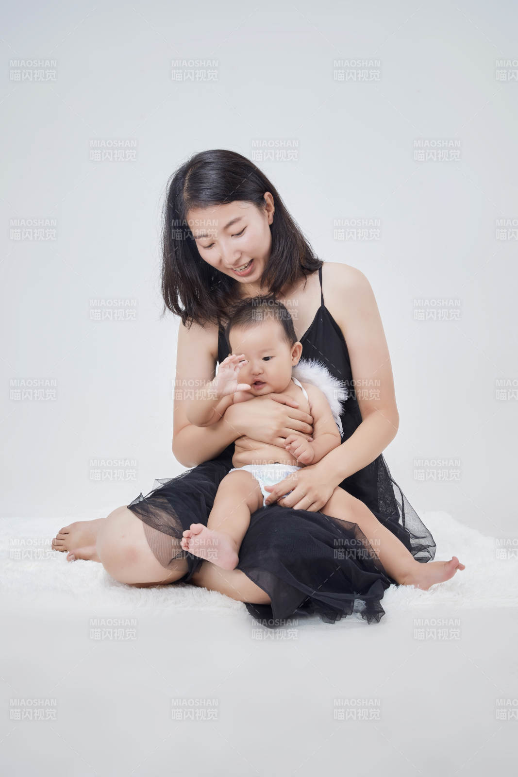 媽媽陪伴寶寶快樂(lè)的玩耍