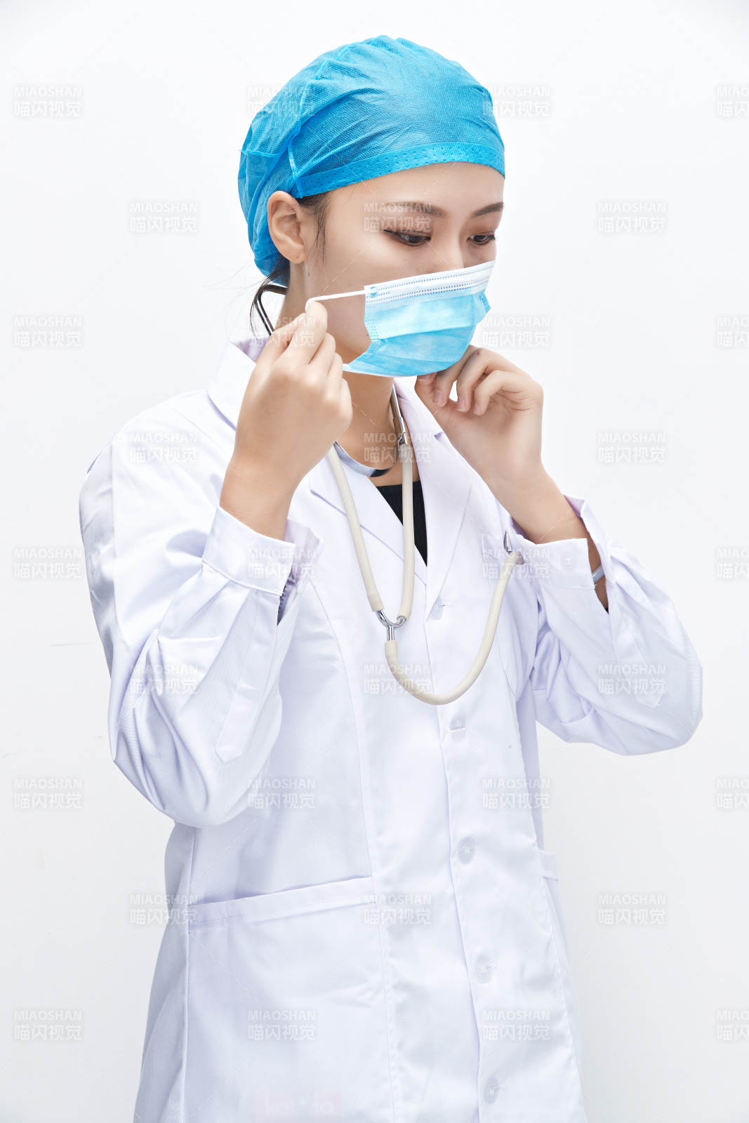 專業的醫護人員提示口罩佩戴的重要性