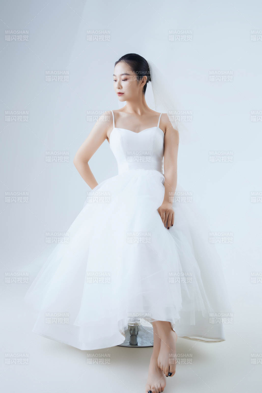 棚拍白色背景下的潔白婚紗新娘美妝