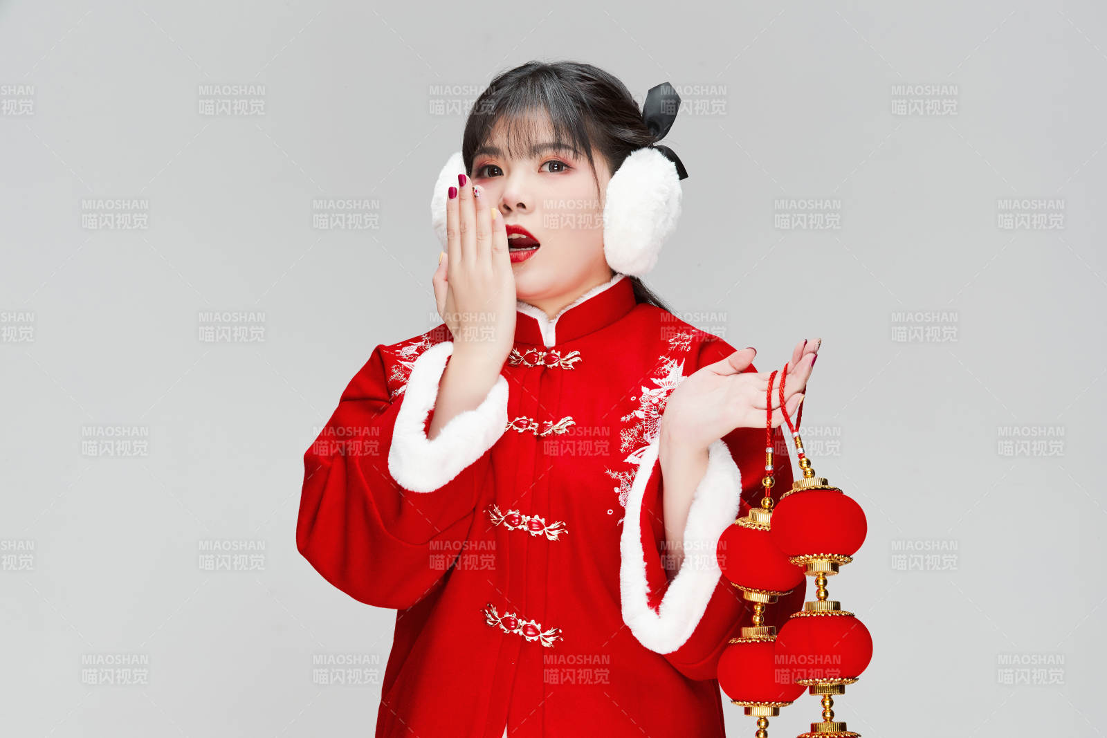 手提紅燈籠身穿喜慶漢服的可愛少女