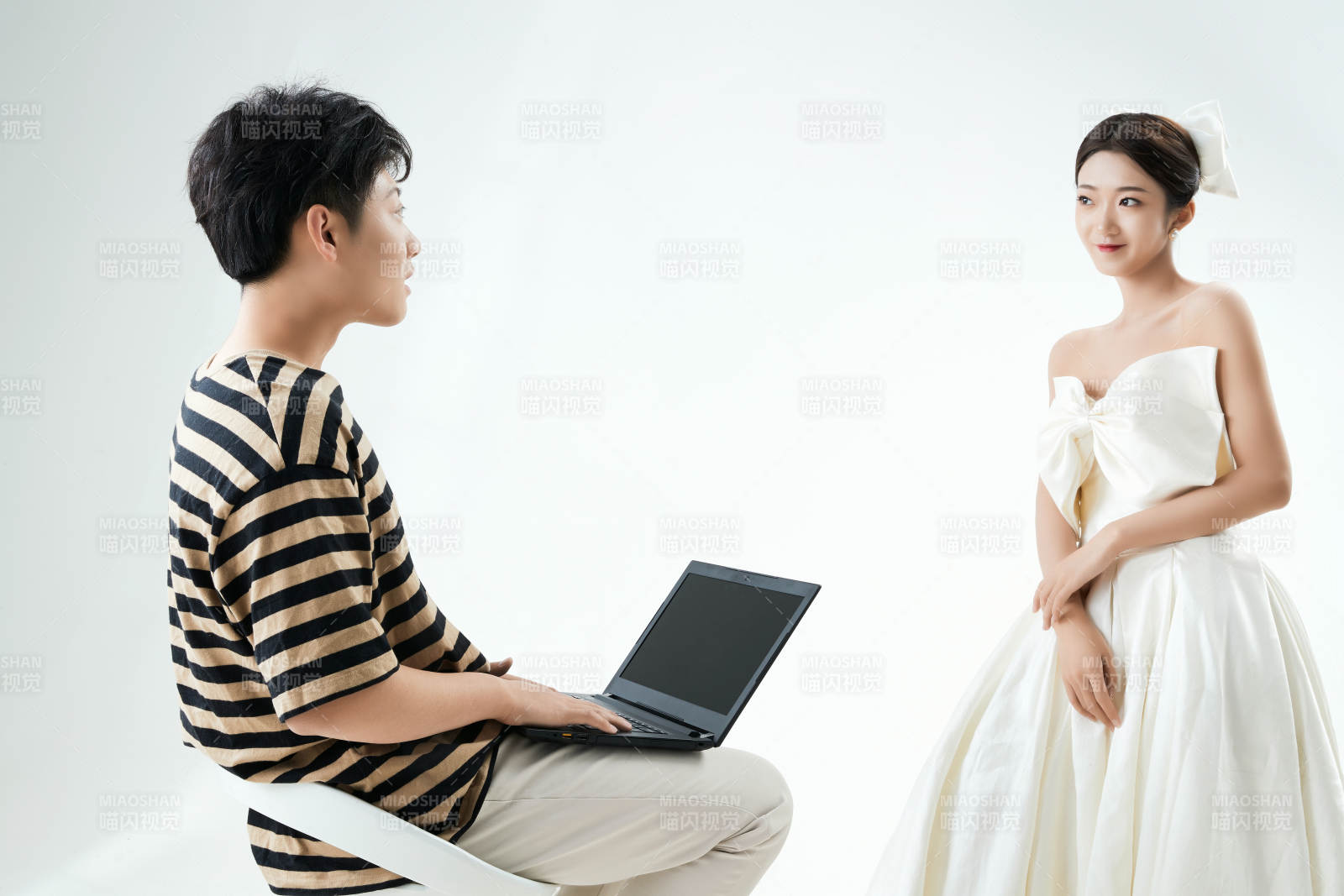 沉浸在網絡戀愛世界的青年男女