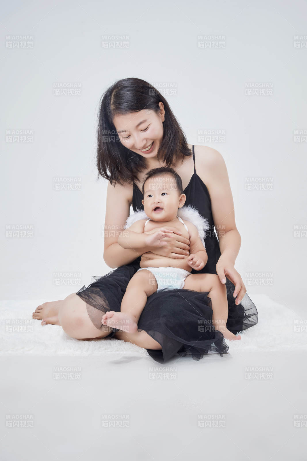 媽媽陪伴寶寶快樂的玩耍