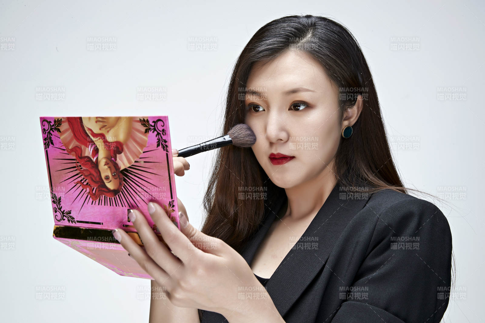 棚拍白色背景的亞洲青年女性化妝師