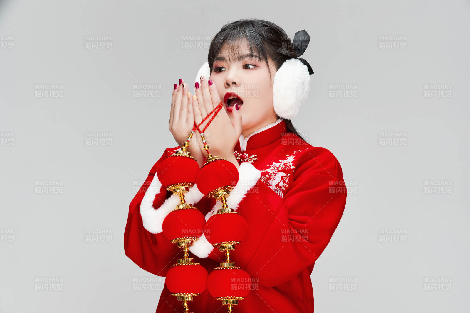 手提紅燈籠身穿喜慶漢服的可愛少女