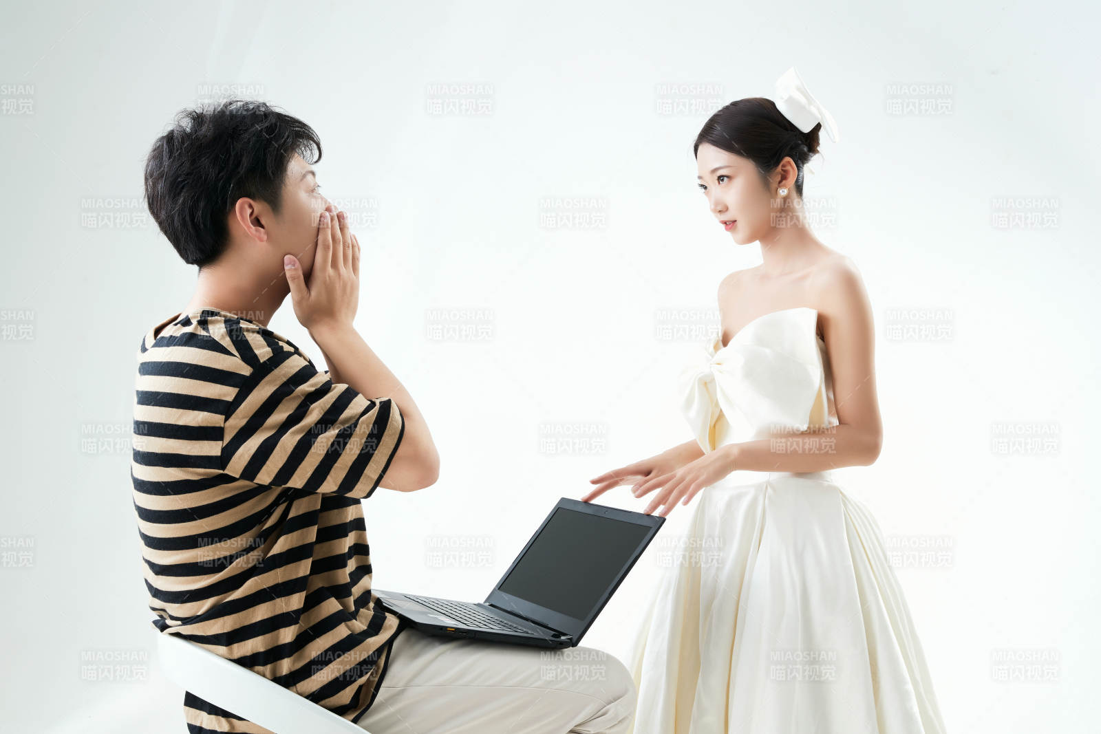 沉浸在網絡戀愛世界的青年男女