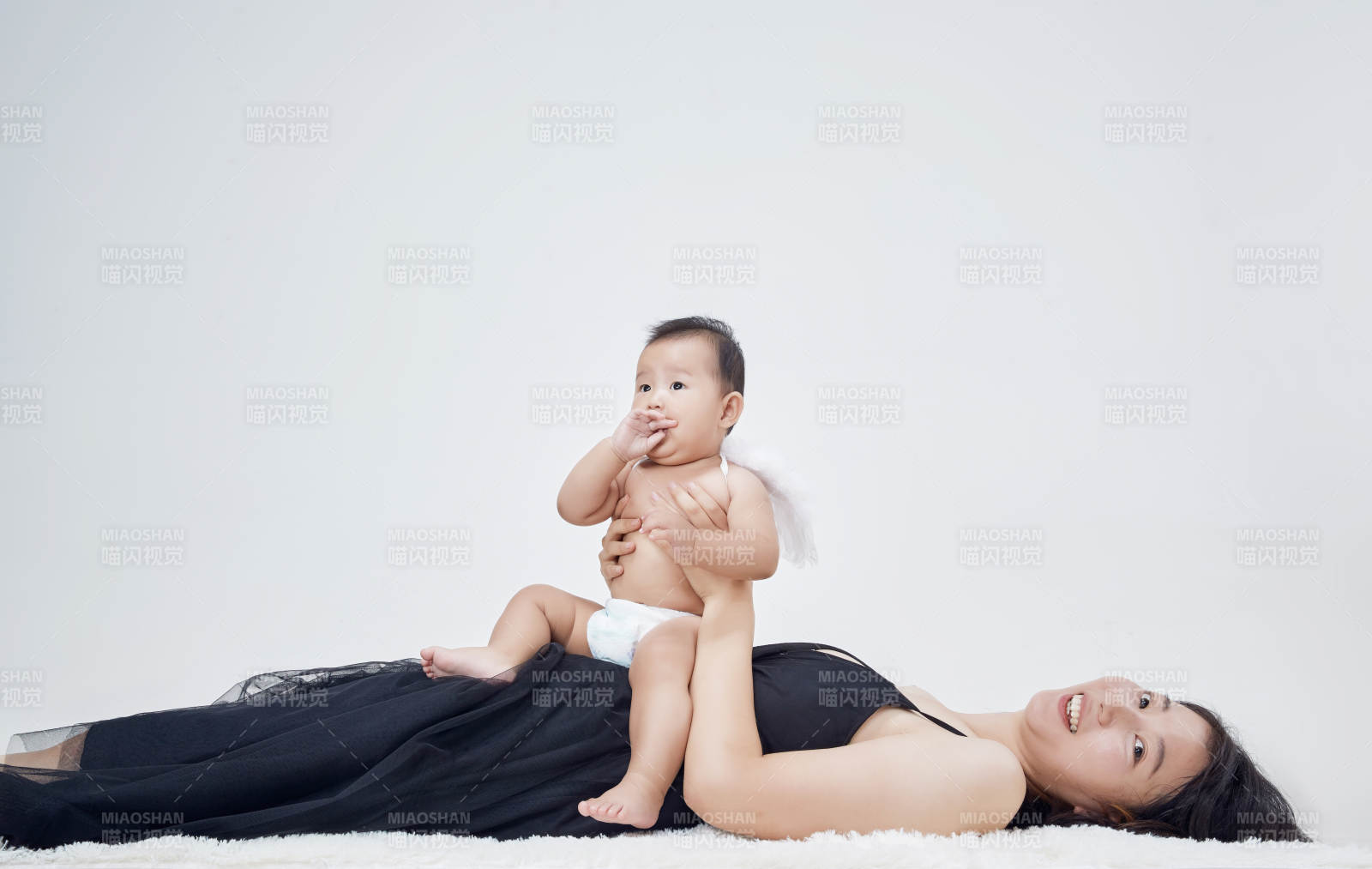 媽媽陪伴寶寶快樂的玩耍