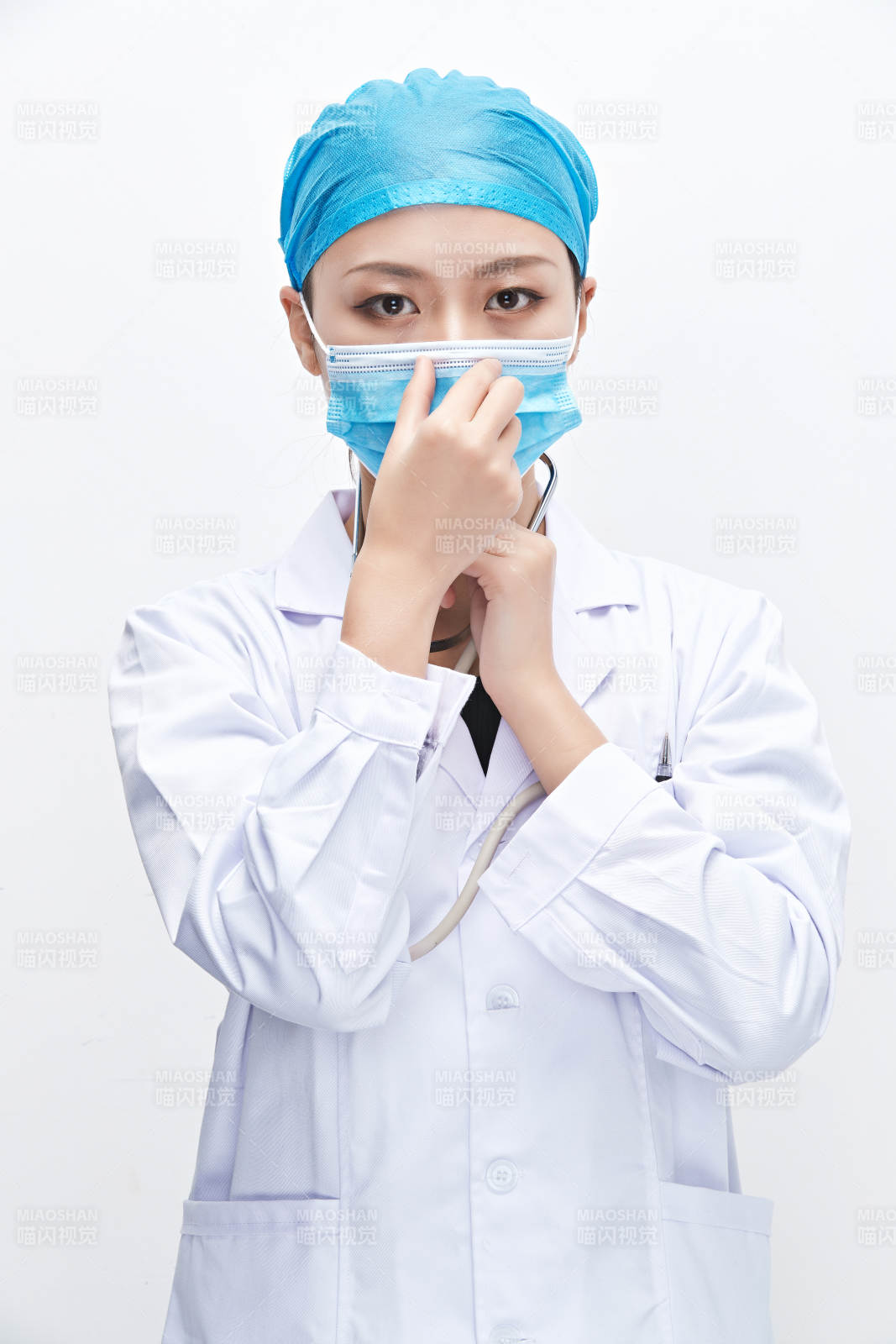 專業的醫護人員提示口罩佩戴的重要性