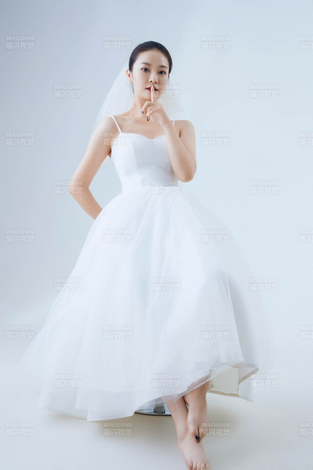 棚拍白色背景下的潔白婚紗新娘美妝