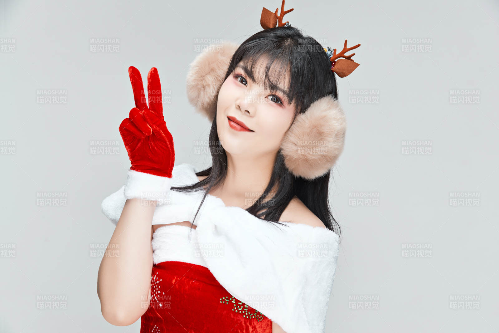 身穿圣誕服飾的性感可愛亞洲少女