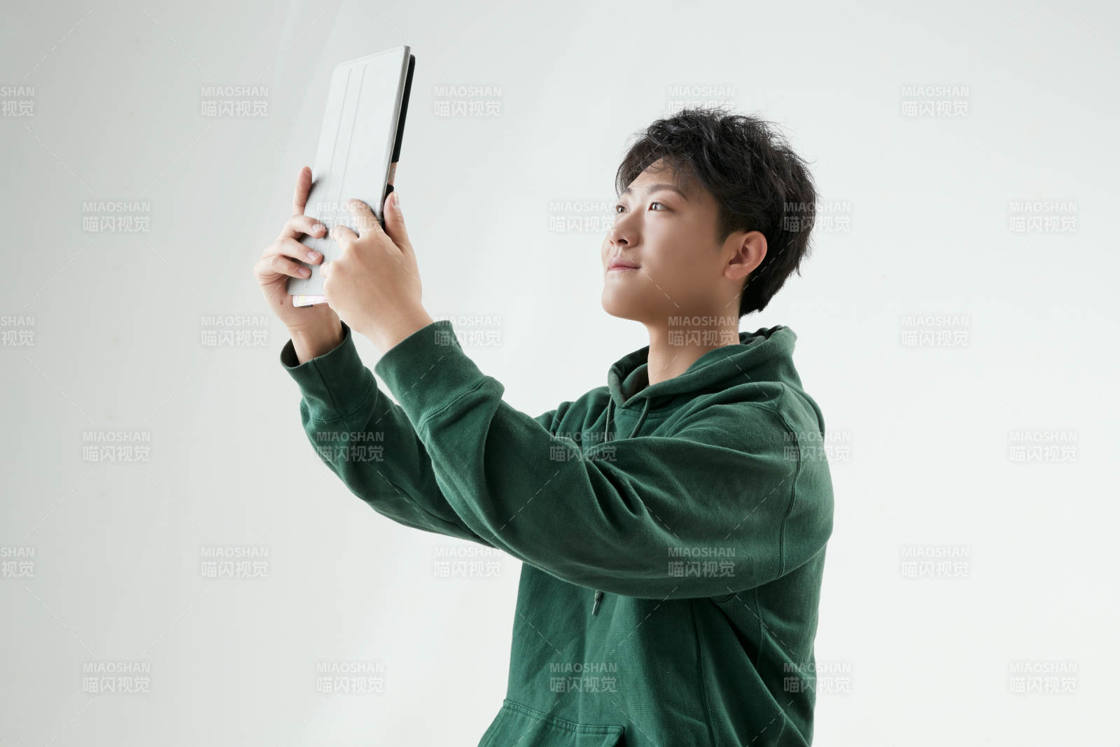 沉浸在網絡戀愛世界的青年男子